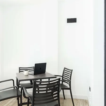 Un Acogedor Complejo Compuesto De 5 Apartment Barbate