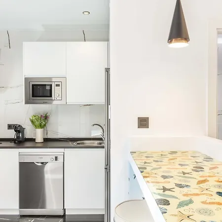 Un Acogedor Complejo Compuesto De 5 Apartment Barbate