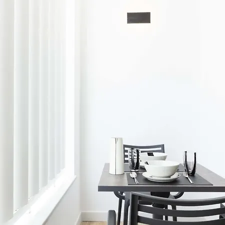 Un Acogedor Complejo Compuesto De 5 Apartment *